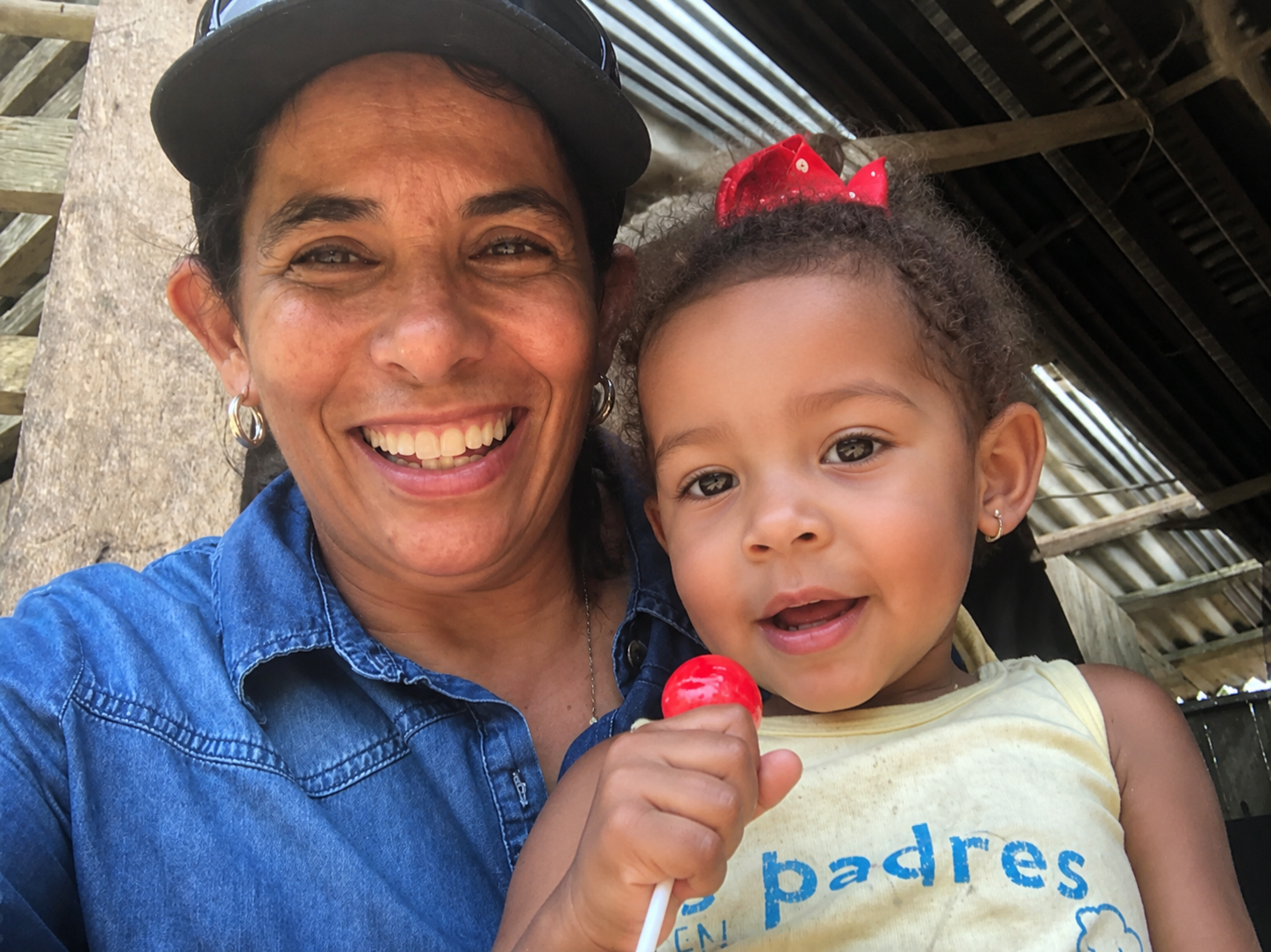 Profesional de Huella Verde compartiendo con niños de la comunidad